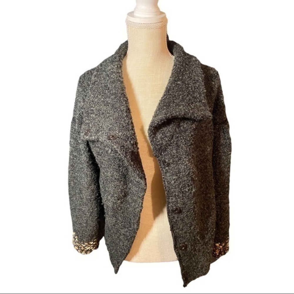 Warm jacket with unique sleeve design.‎